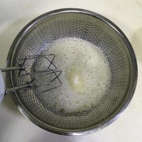 用电动打蛋器低速把蛋白打至粗泡，加入1/3细砂糖。