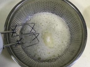 用电动打蛋器低速把蛋白打至粗泡，加入1/3细砂糖。