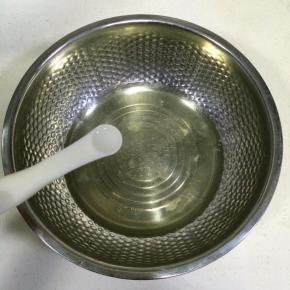 在蛋白内加入一克柠檬汁（或白醋）。