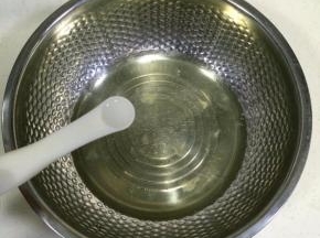 在蛋白内加入一克柠檬汁（或白醋）。