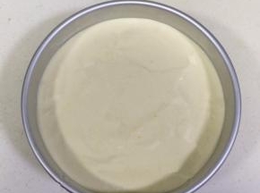 翻拌好的蛋糕糊倒入8寸戚风模具内，然后震动几下，震出气泡。