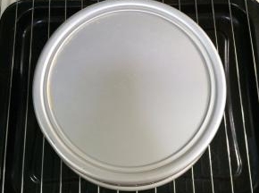 烤完出炉后，把模具从20厘米处摔2次（防止蛋糕回缩塌陷），立即倒扣在网架上放凉。