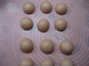 取出发酵好的面团，排气，等份分割（分几份比较随意，这个面团揉到位，做吐司也是没问题的），滚圆。盖上保鲜膜松驰15分钟；