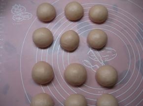 取出发酵好的面团，排气，等份分割（分几份比较随意，这个面团揉到位，做吐司也是没问题的），滚圆。盖上保鲜膜松驰15分钟；