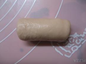 翻面，轻拉面片四角，整成长方形，由下至上卷起，捏紧收口；