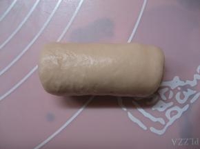 翻面，轻拉面片四角，整成长方形，由下至上卷起，捏紧收口；