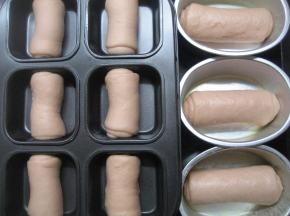 将卷好的面团放进模具中；