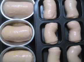 罩上保鲜袋，放温暖处发酵至满模；
烤箱预热200度，中层，烤20分钟（上色后要及时加盖锡纸；温度及时间视自家烤箱情况而定）。