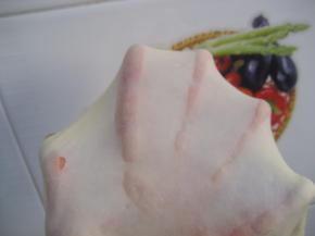 除胚芽外的材料混合揉成团，室温静置20分钟（因添加蜂蜜面团较黏，盖保鲜膜静置20分钟比较好操作。如果换成糖则可省略此步骤）；面团揉摔至完全阶段；