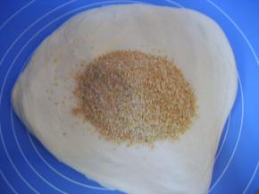 面团擀开倒入胚芽；