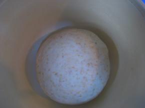 将胚芽与面团揉匀,收入容器盖上保鲜膜，进行基础发酵；