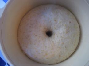 面团发酵至2倍大，用手指在面团上戳个洞未回缩，表示发酵完成；