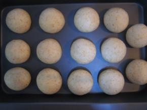 酵好的面团排气，分割14等份，滚圆，松驰10分钟；
松驰好的面团再次排气、滚圆，放在烤盘上（如是非不沾烤盘，需事先在烤盘上垫上锡纸）；