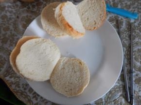 汉堡饼切成双层