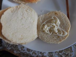 每一层抹上莎拉酱