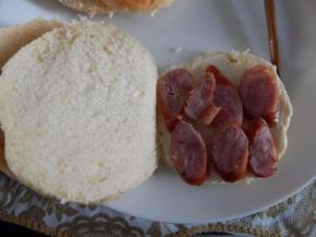 在把煎好的珍妮珍馐香肠切片摆上