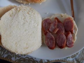 在把煎好的珍妮珍馐香肠切片摆上