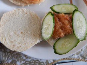 在加入鸡块及黄瓜