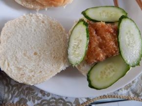 在加入鸡块及黄瓜