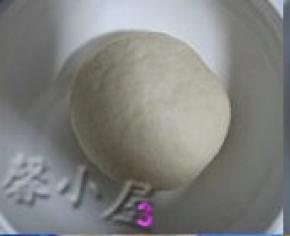 中种面团材料混合揉成光滑的面团，放入容器，套上保鲜袋入冰箱冷藏17小时；