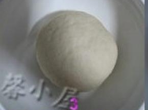 中种面团材料混合揉成光滑的面团，放入容器，套上保鲜袋入冰箱冷藏17小时；