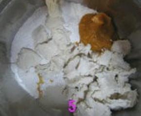 冷藏17小时的中种面团撕成小块，与主面团材料（除无盐牛油、生南瓜和烘香葵花子外）混合
   在一起，揉至扩展阶段