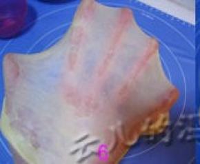 加入软化的无盐黄油继续将面团揉至完全阶段；