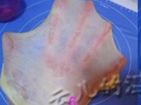 加入软化的无盐黄油继续将面团揉至完全阶段；