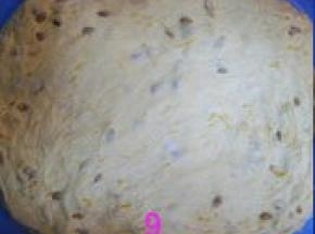 发酵好的面团压扁排气，用手边压边抻成圆形面片；