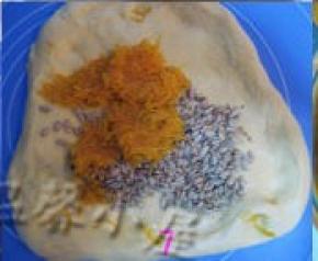 将揉好的面团压扁、抻开，把生南丝、烘香葵花子放在抻开的面团上，将所有材料混合揉匀；