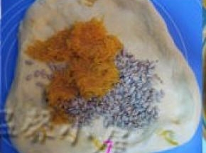 将揉好的面团压扁、抻开，把生南丝、烘香葵花子放在抻开的面团上，将所有材料混合揉匀；