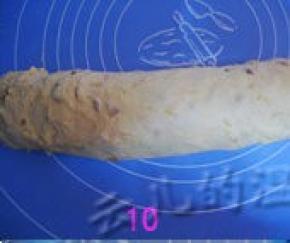 将面团卷成长条状，盖上保鲜膜松驰20分钟；