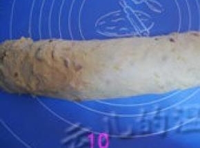 将面团卷成长条状，盖上保鲜膜松驰20分钟；