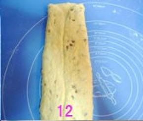 面皮两边向中间对折，再擀薄；