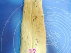 面皮两边向中间对折，再擀薄；