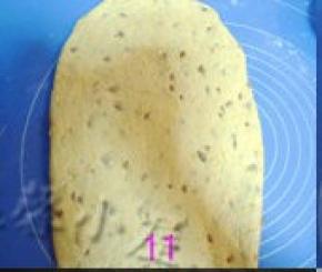 松驰好的面团再次压扁排气，擀成长方形薄面皮（面有些黏手，可用少许手粉来操作）；