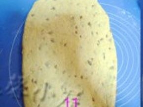 松驰好的面团再次压扁排气，擀成长方形薄面皮（面有些黏手，可用少许手粉来操作）；