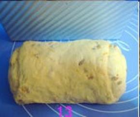 将面皮由上至下卷成与吐司模长度相同的面团；