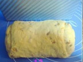 将面皮由上至下卷成与吐司模长度相同的面团；