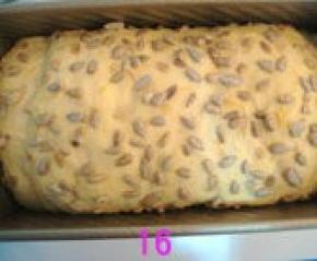 面团发酵至模具九分满，放入已预热200度的烤箱内，下层，烤35分钟。中途变色后及时加盖
   锡纸（温度请根据自家烤箱情况来定）。