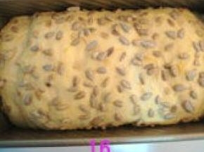 面团发酵至模具九分满，放入已预热200度的烤箱内，下层，烤35分钟。中途变色后及时加盖
   锡纸（温度请根据自家烤箱情况来定）。