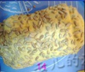 在面团上喷水或刷蛋液，将烘香的葵花子撒在面团上；