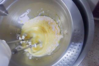 坐温水打发至蛋糊画八字不消失