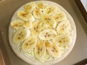 把香蕉切片铺上。