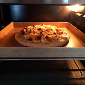 继续进入烤箱，200度烤约7-8分钟，观察奶酪化了就可以了。