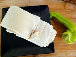 豆腐皮洗净备用，青椒去籽洗净备用