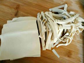 豆腐皮切条，宽度随意