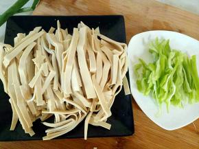 青椒切细丝和切好的豆腐皮一起备用