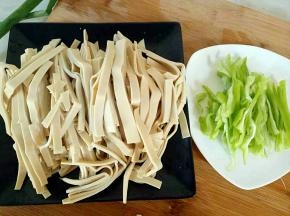 青椒切细丝和切好的豆腐皮一起备用