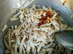 热锅冷油，油热时放入蒜瓣炒香，然后加入豆腐皮翻炒.加入蚝油翻炒20秒后倒入少量清水